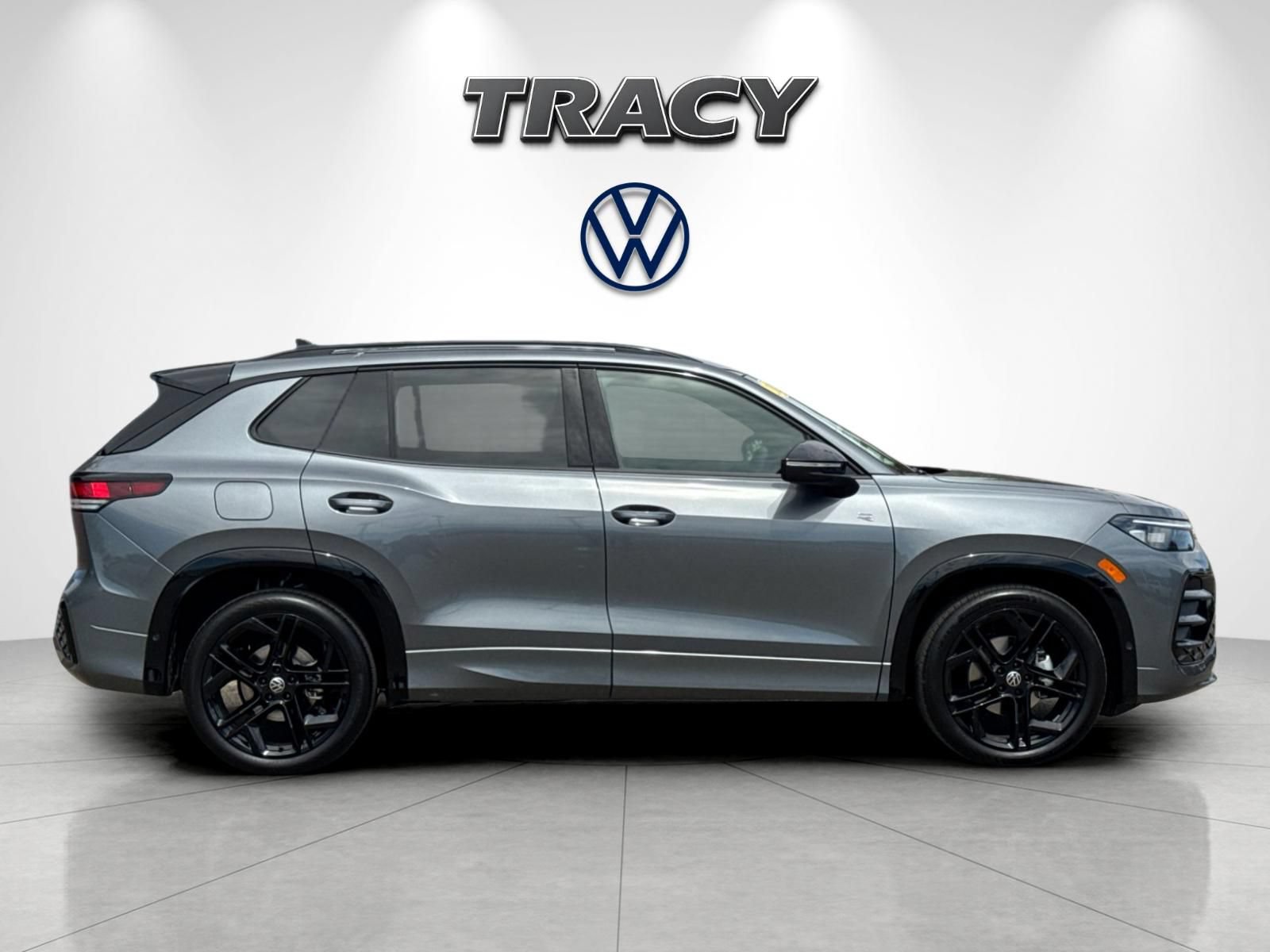 New 2026 Volkswagen Tiguan SE R-Line FWD image 3