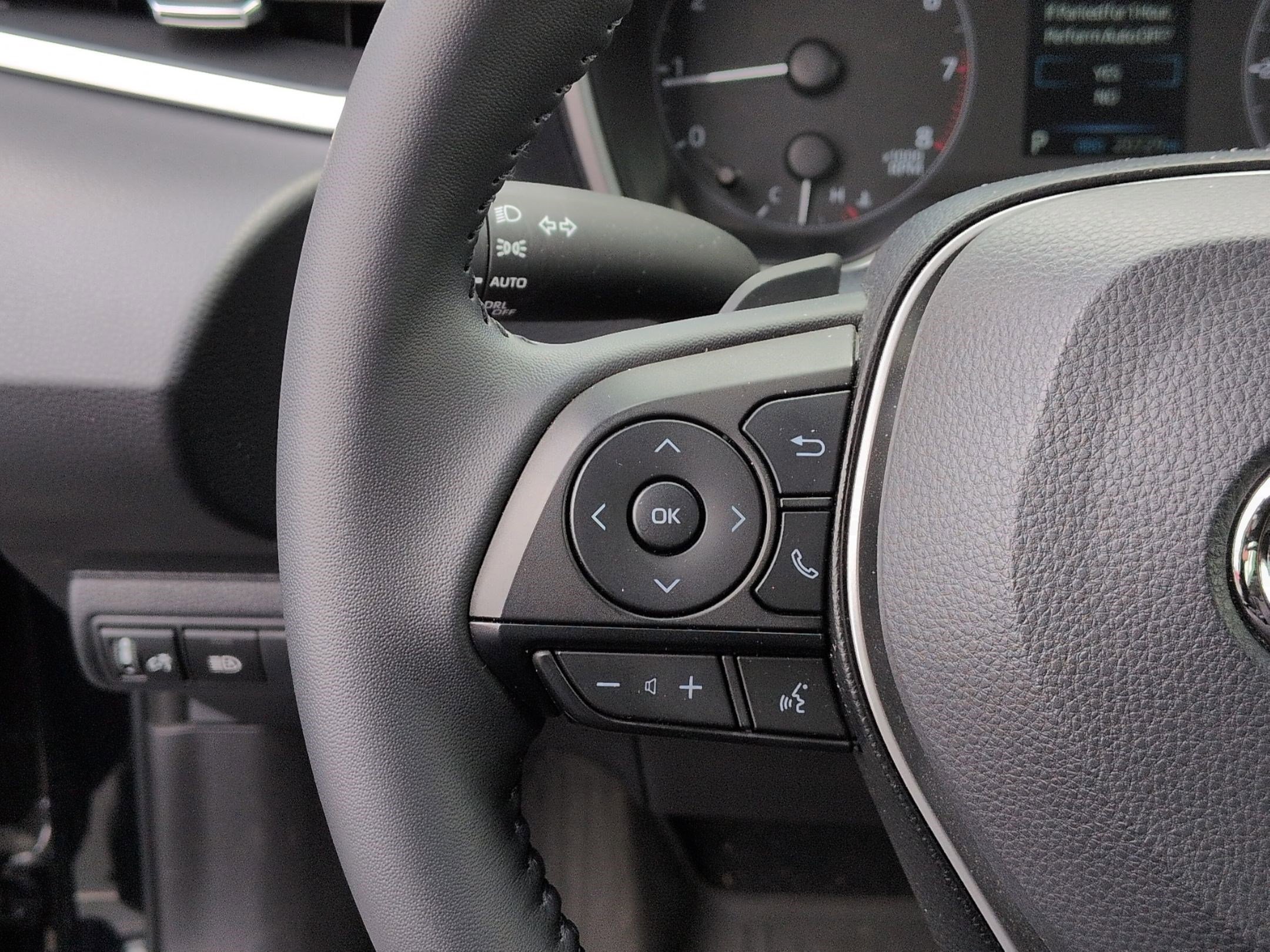 Used 2025 Toyota Corolla SE w/ SE Package FWD image 18