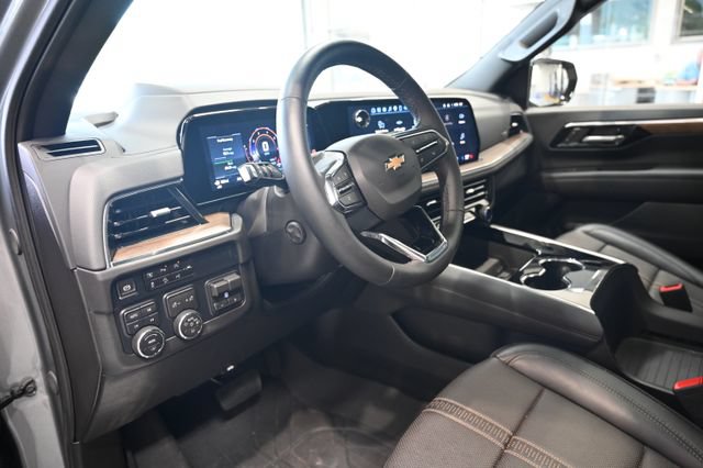 Used 2025 Chevrolet Suburban High Country AWD/4WD image 26