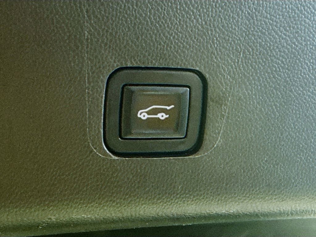 Used 2022 Chevrolet Traverse Premier image 33