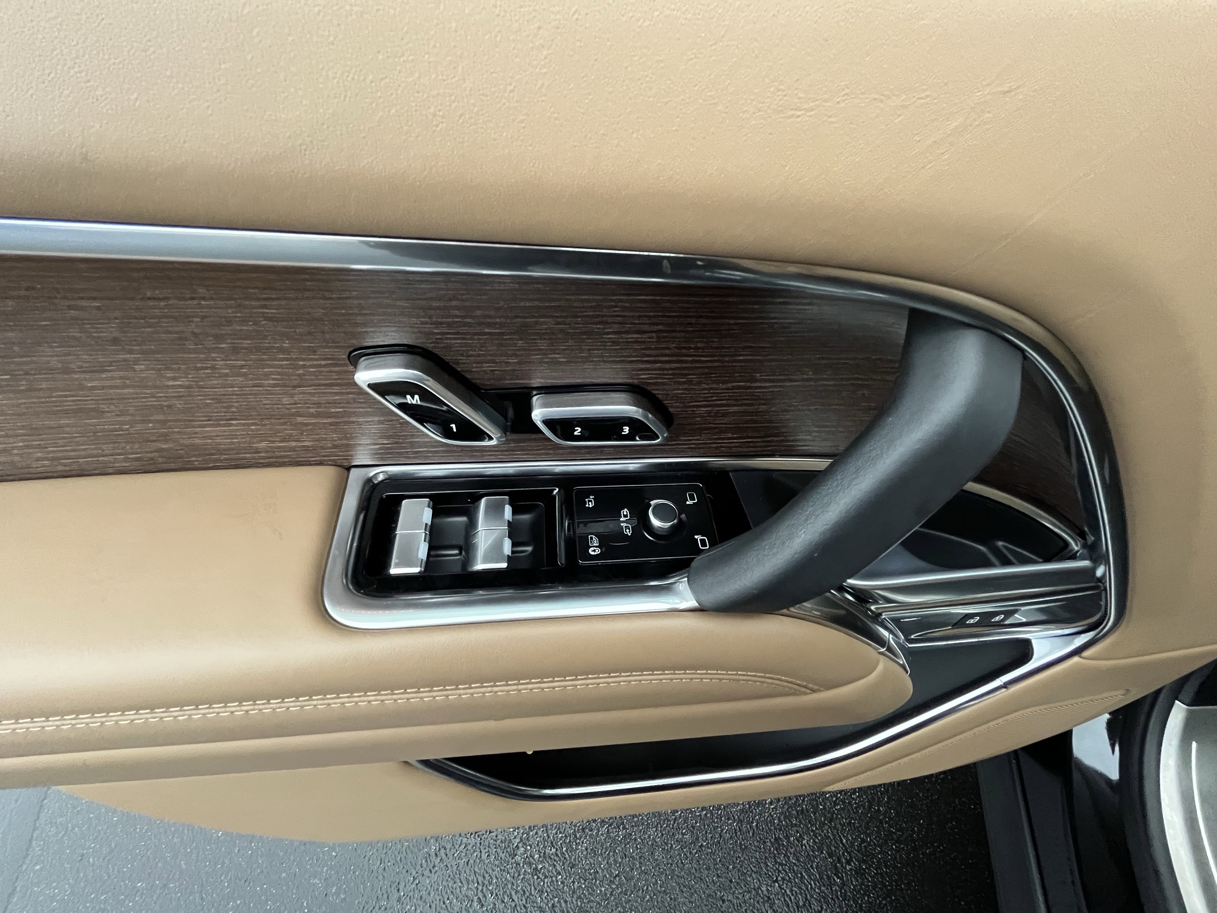 Used 2025 Land Rover Range Rover Long Wheelbase SE image 15