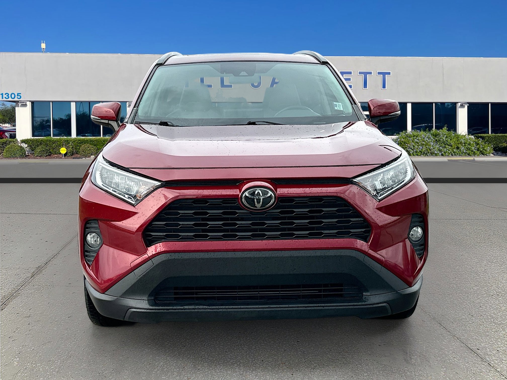 Used 2020 Toyota RAV4 XLE Premium image 2