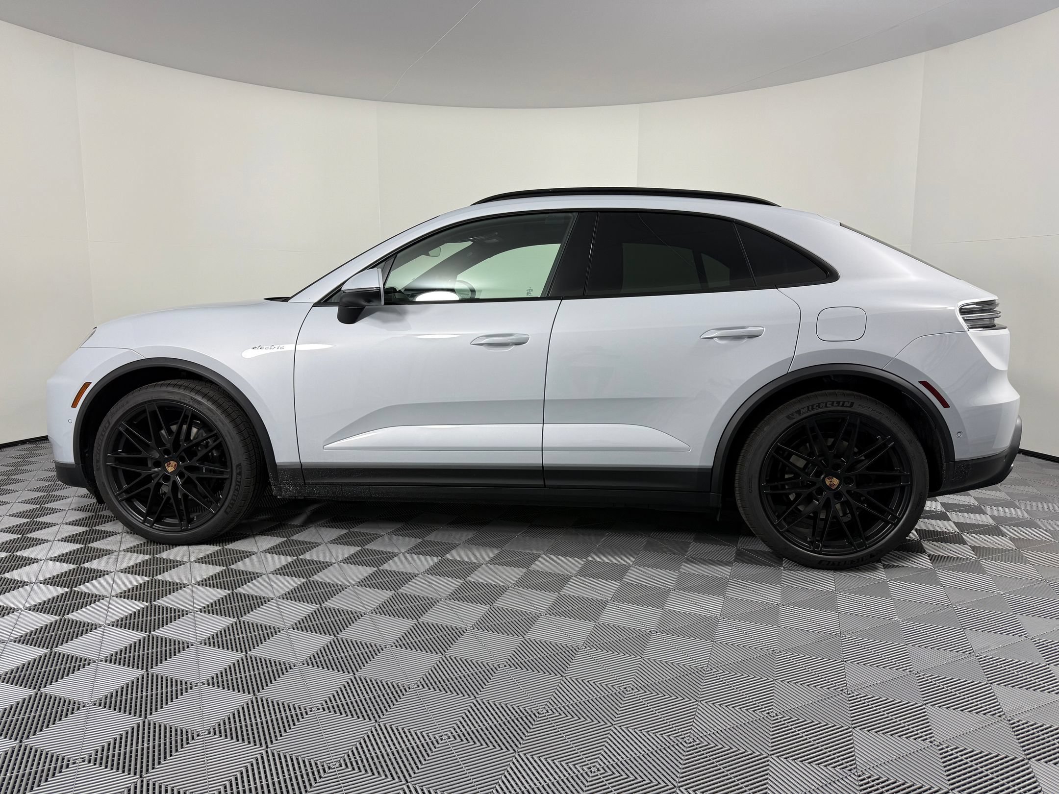 Certified 2026 Porsche Macan Electric RWD image 2