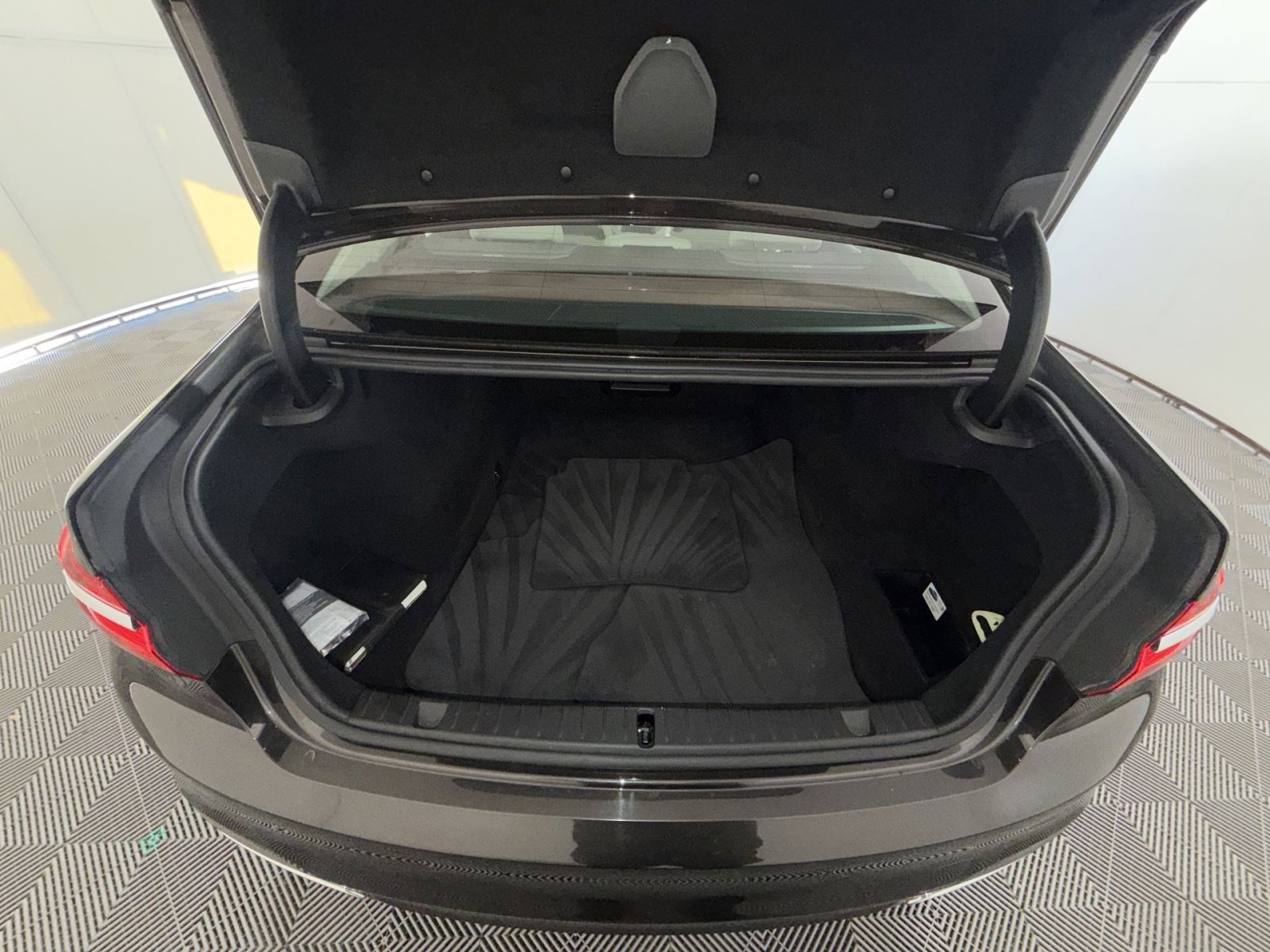 Used 2017 BMW 740i xDrive image 26