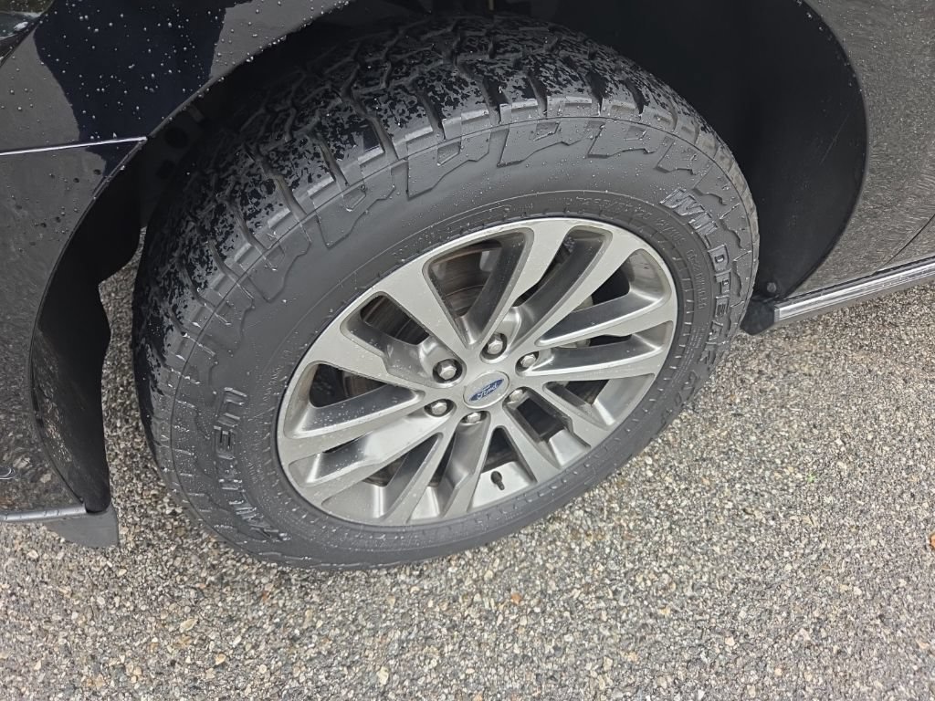 Used 2018 Ford Expedition Limited w/ Equipment Group 301A AWD/4WD image 9