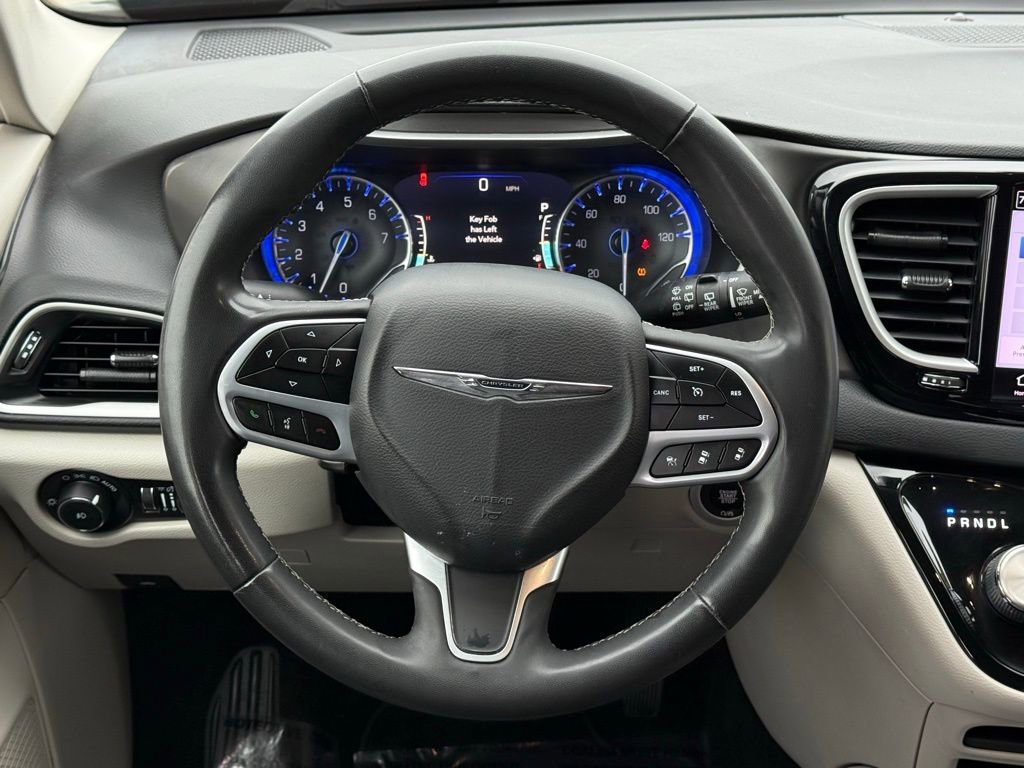 Used 2022 Chrysler Pacifica Touring-L image 21
