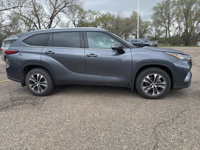 Used 2020 Toyota Highlander XLE AWD/4WD image 2