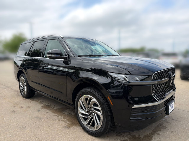 New 2026 Lincoln Navigator Reserve AWD/4WD image 3