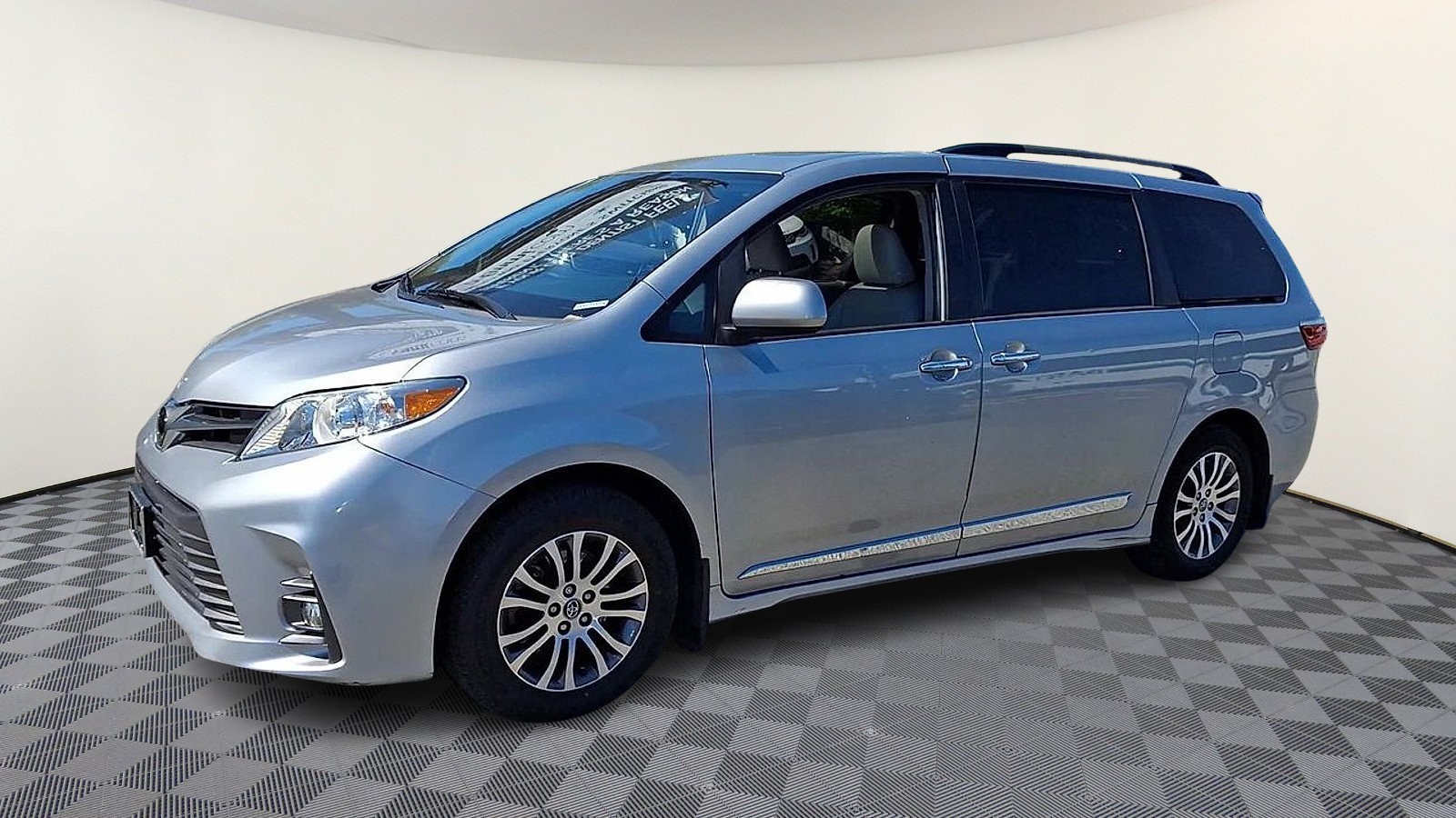Used 2019 Toyota Sienna XLE w/ XLE Navigation Package FWD image 4