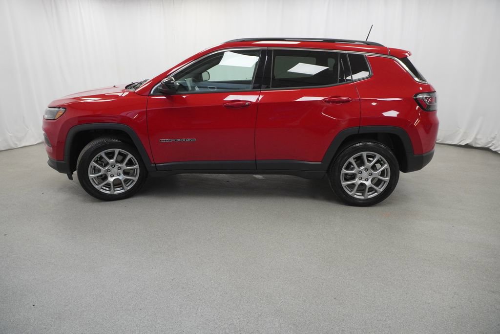 Used 2023 Jeep Compass Latitude w/ Sun and Sound Group AWD/4WD image 15