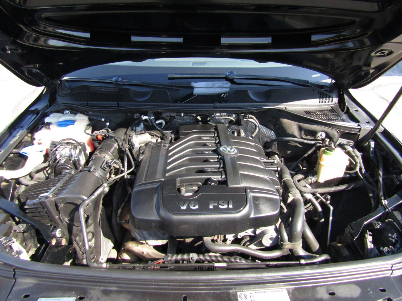 Used 2014 Volkswagen Touareg VR6 image 29