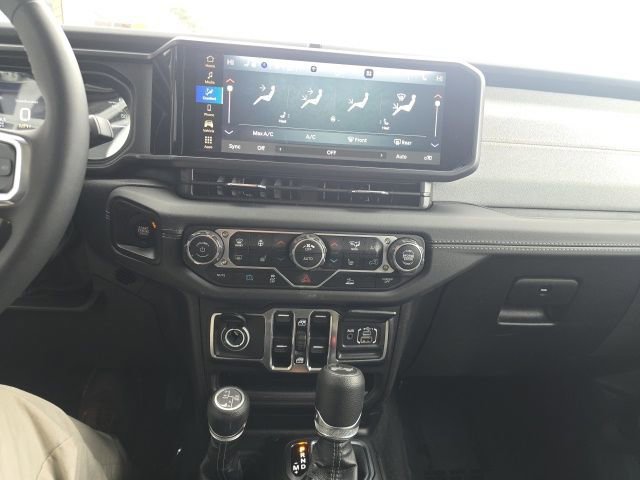 Used 2025 Jeep Wrangler Unlimited Sahara image 23