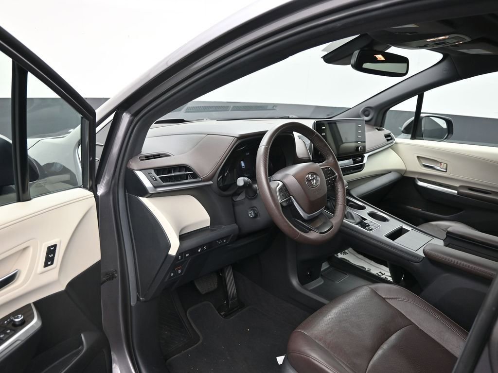 Used 2024 Toyota Sienna Platinum image 10
