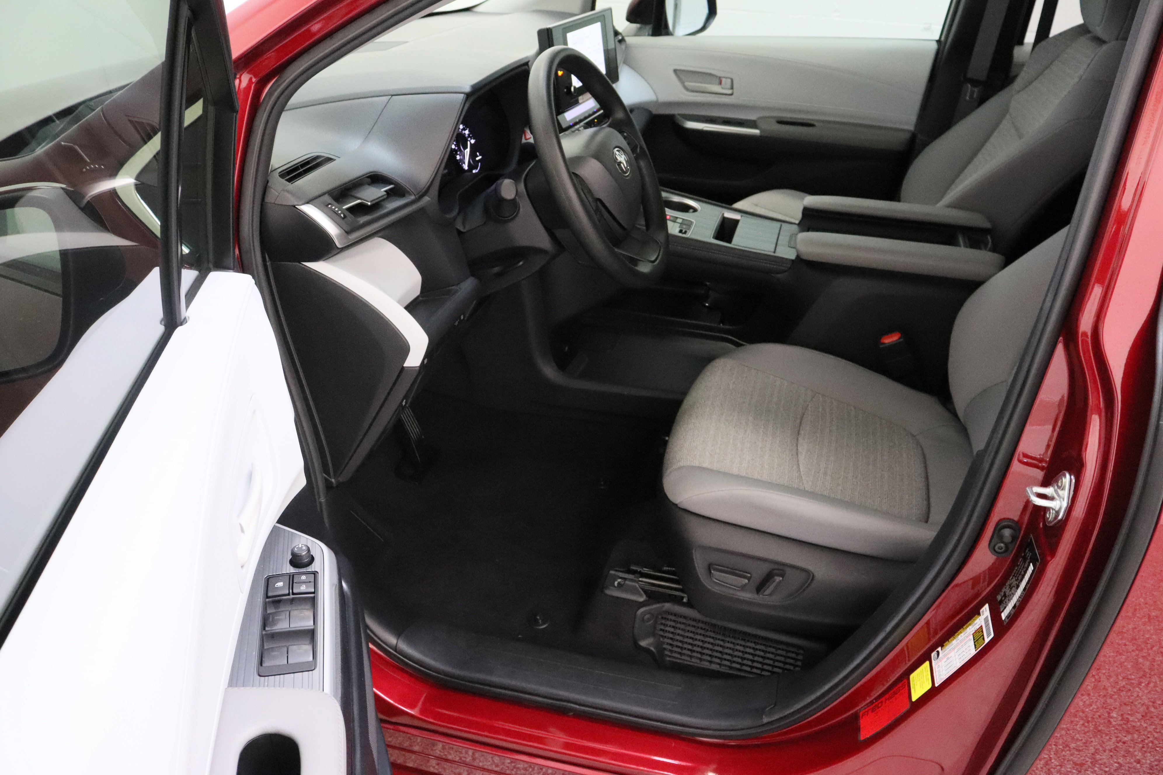 Used 2025 Toyota Sienna LE image 14