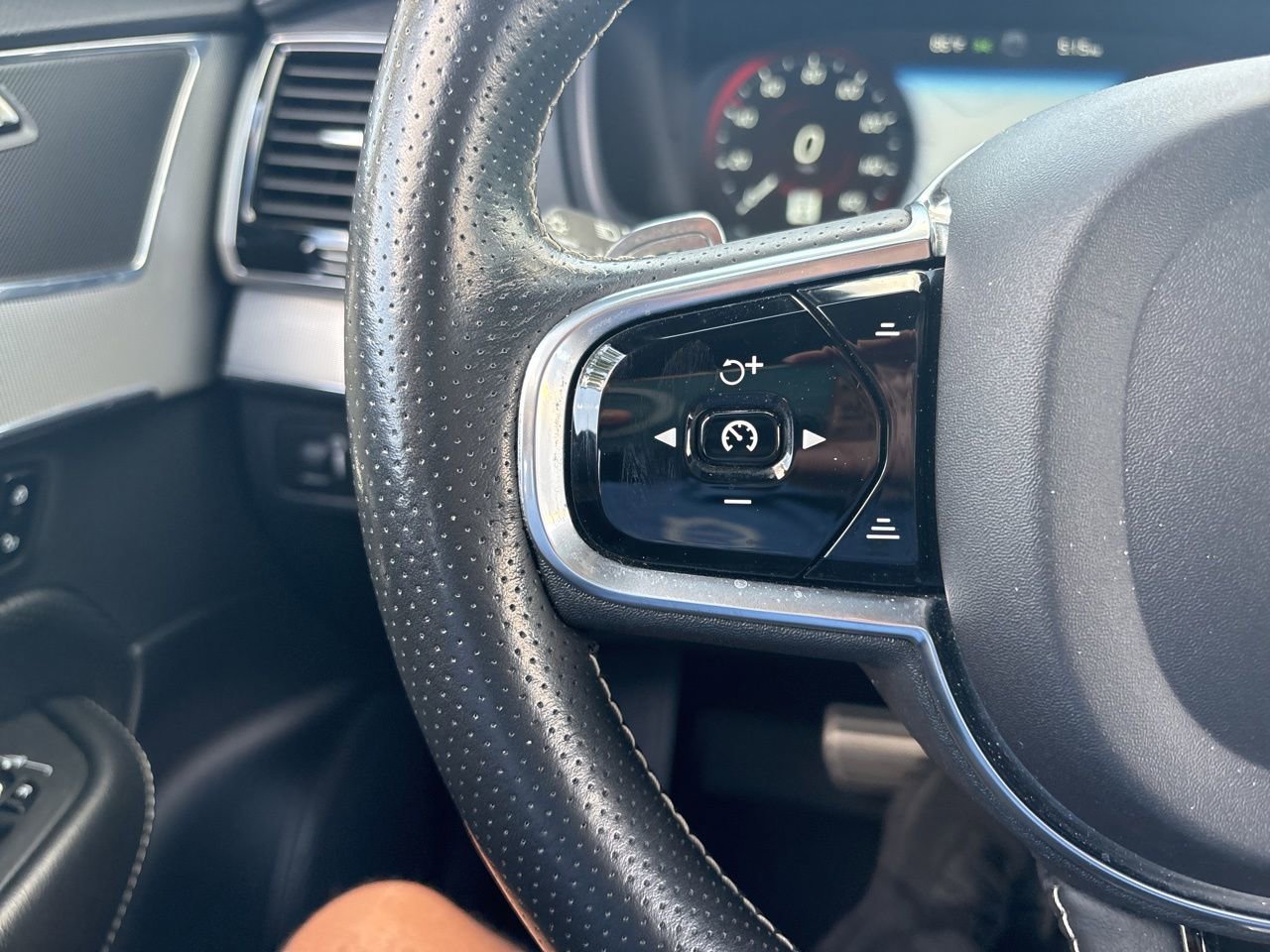 Used 2017 Volvo XC90 T5 R-Design w/ Vision Package image 23