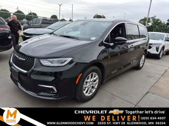 Used 2025 Chrysler Pacifica Select