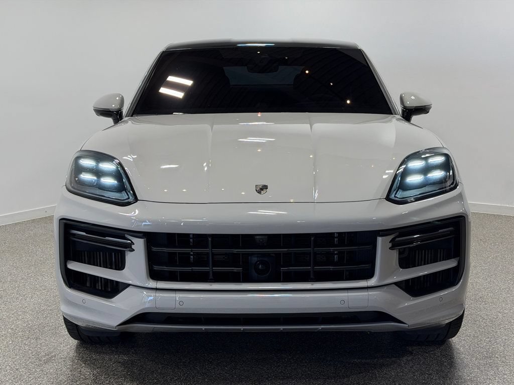 Used 2025 Porsche Cayenne Turbo AWD/4WD image 2