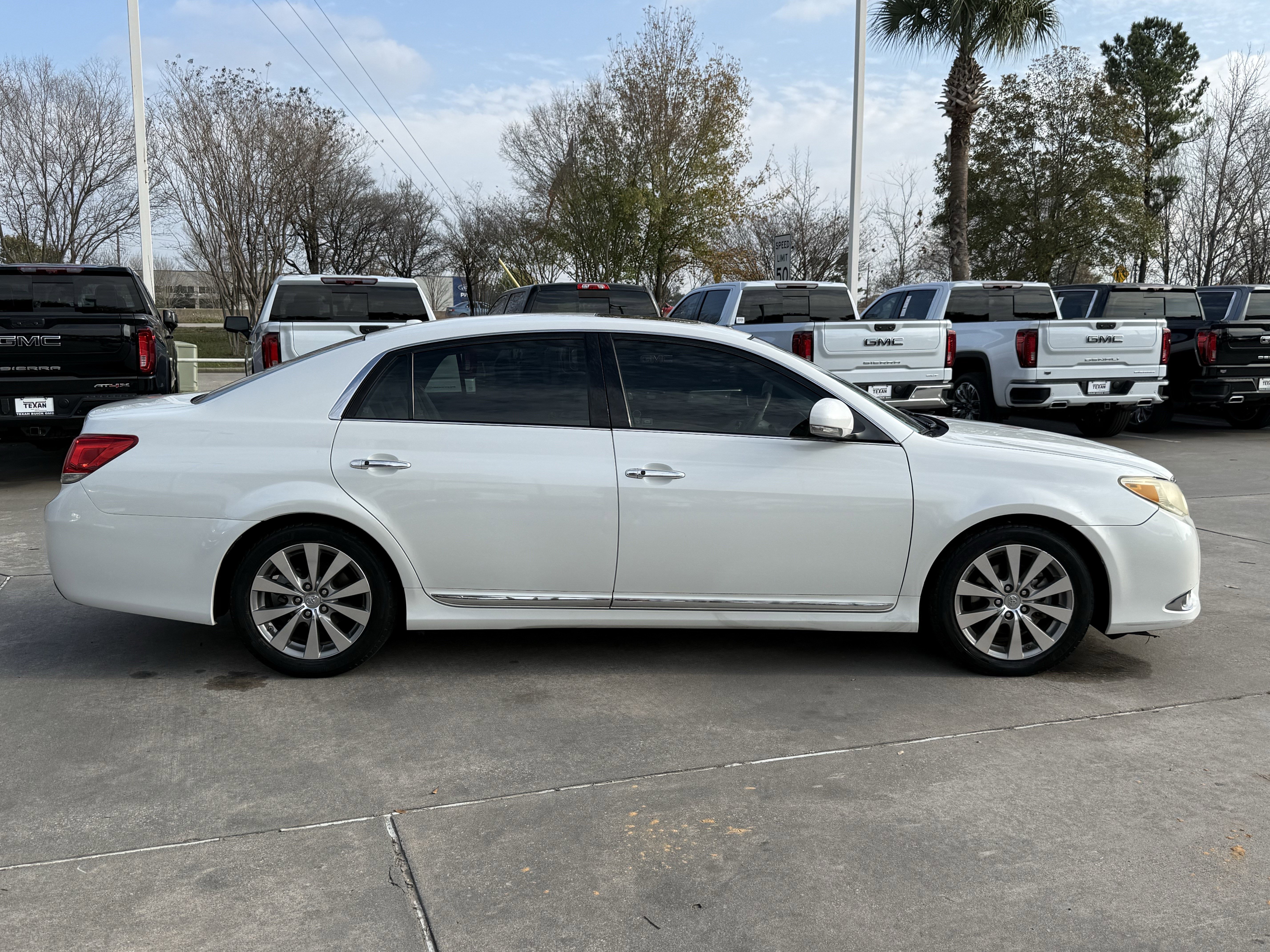 Used 2012 Toyota Avalon Limited image 3