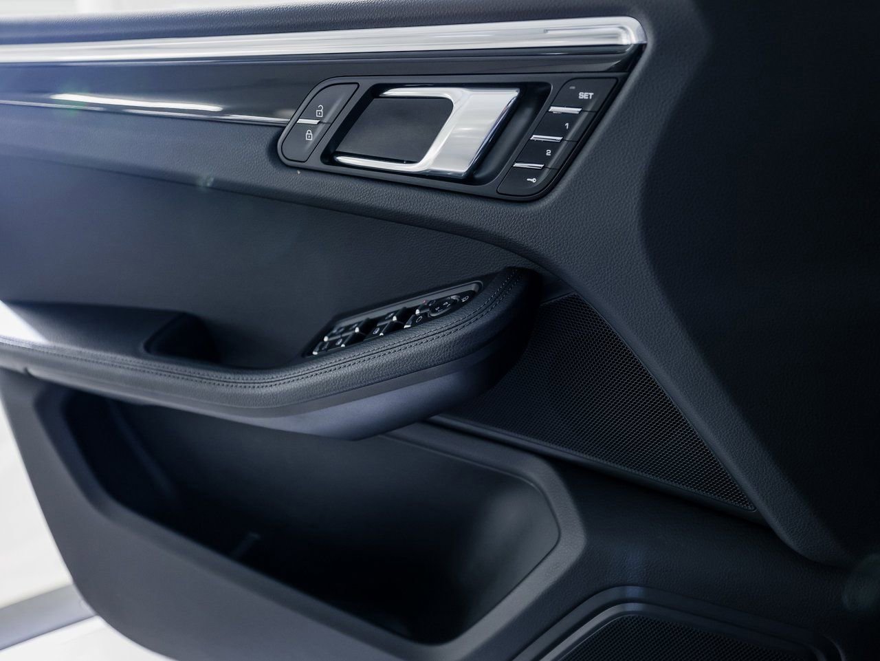 Certified 2025 Porsche Macan AWD/4WD image 23