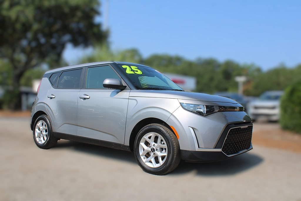 Certified 2025 Kia Soul LX w/ LX Technology Package FWD image 3