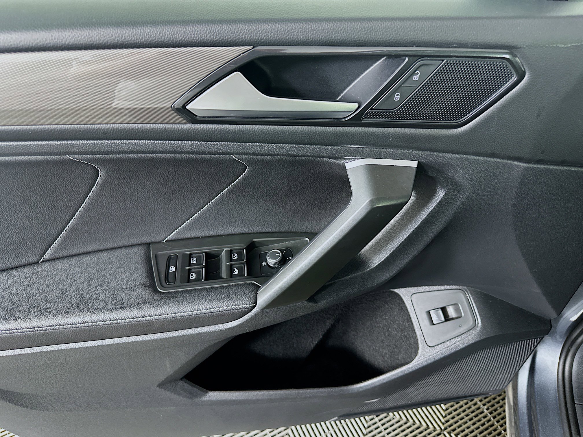 Used 2024 Volkswagen Tiguan SE image 15