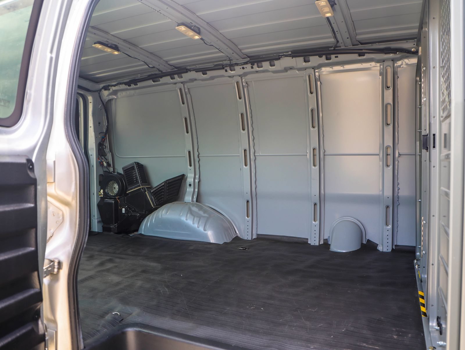 Used 2024 Chevrolet Express 2500 w/ Driver Convenience Package RWD image 7