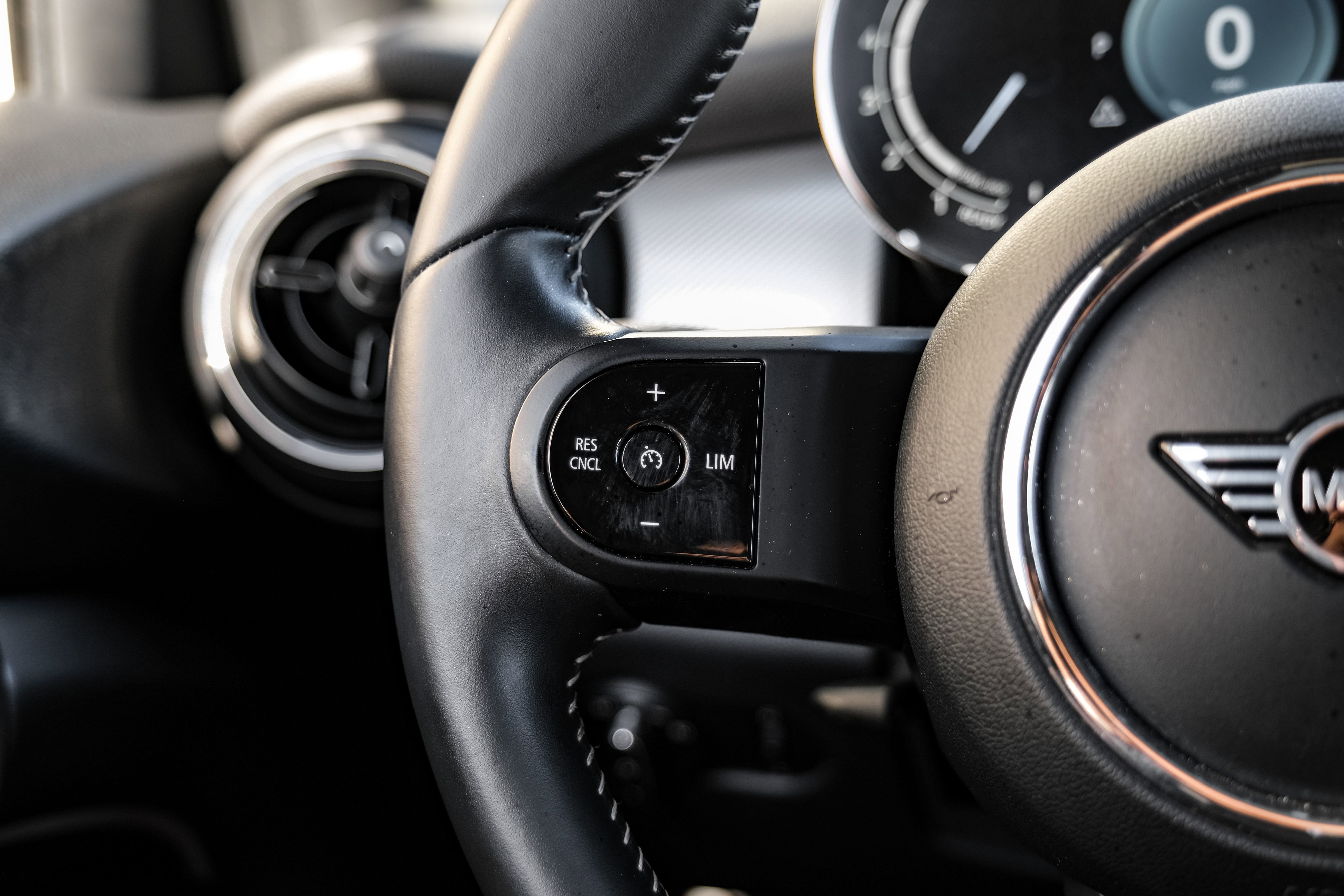 Used 2022 MINI Cooper 4-Door Hardtop w/ Signature Upholstery Package image 16