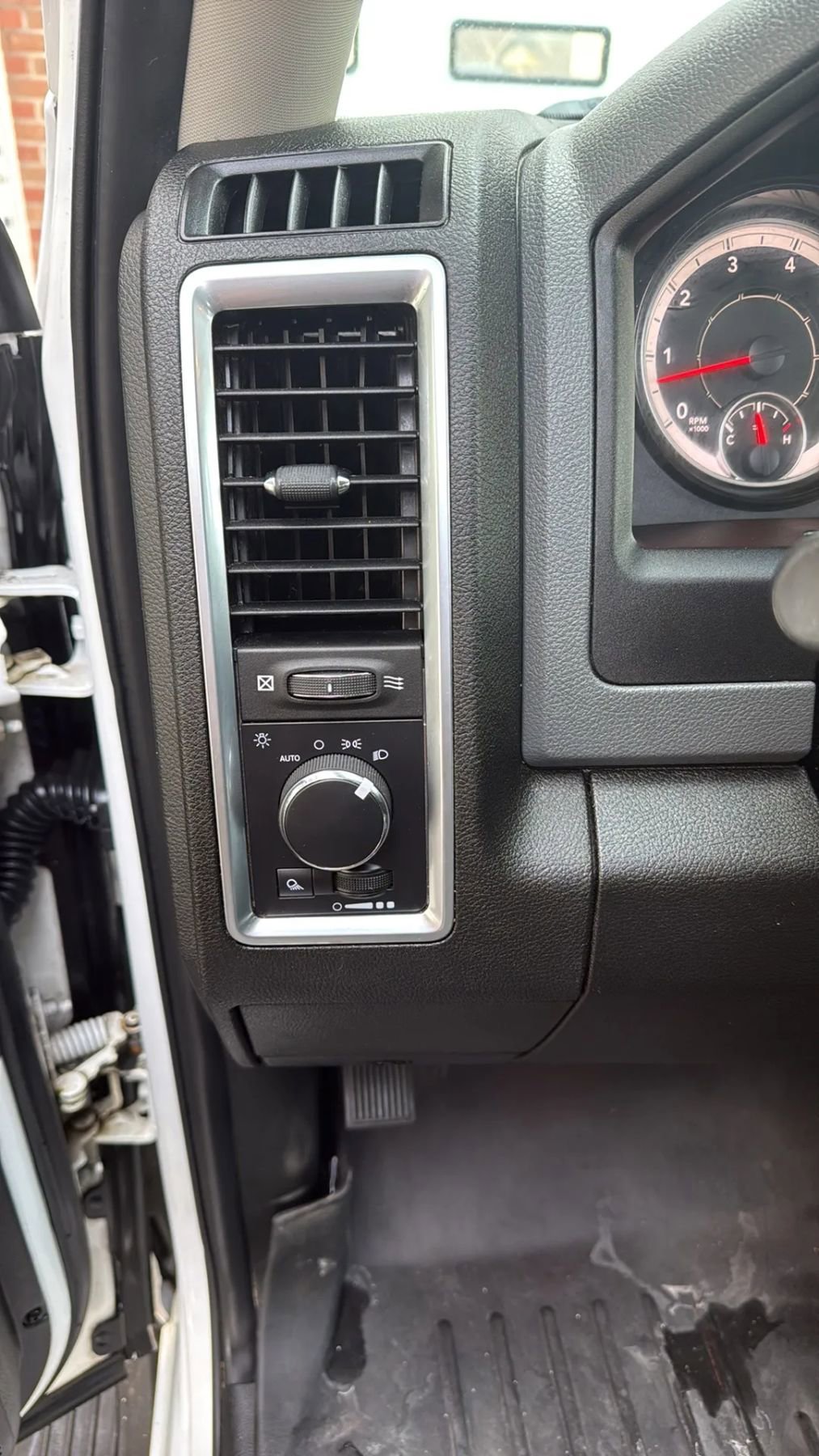 Used 2019 RAM 1500 Classic SLT RWD image 13
