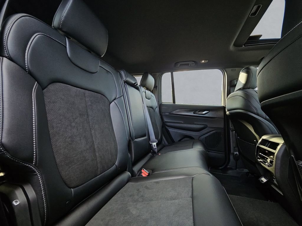 New 2025 Jeep Grand Cherokee Altitude image 31