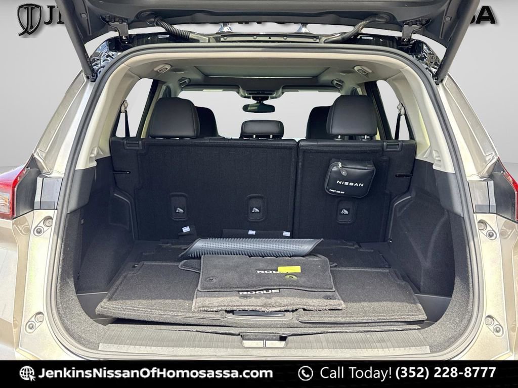 Used 2025 Nissan Rogue Platinum w/ Tech Package image 21