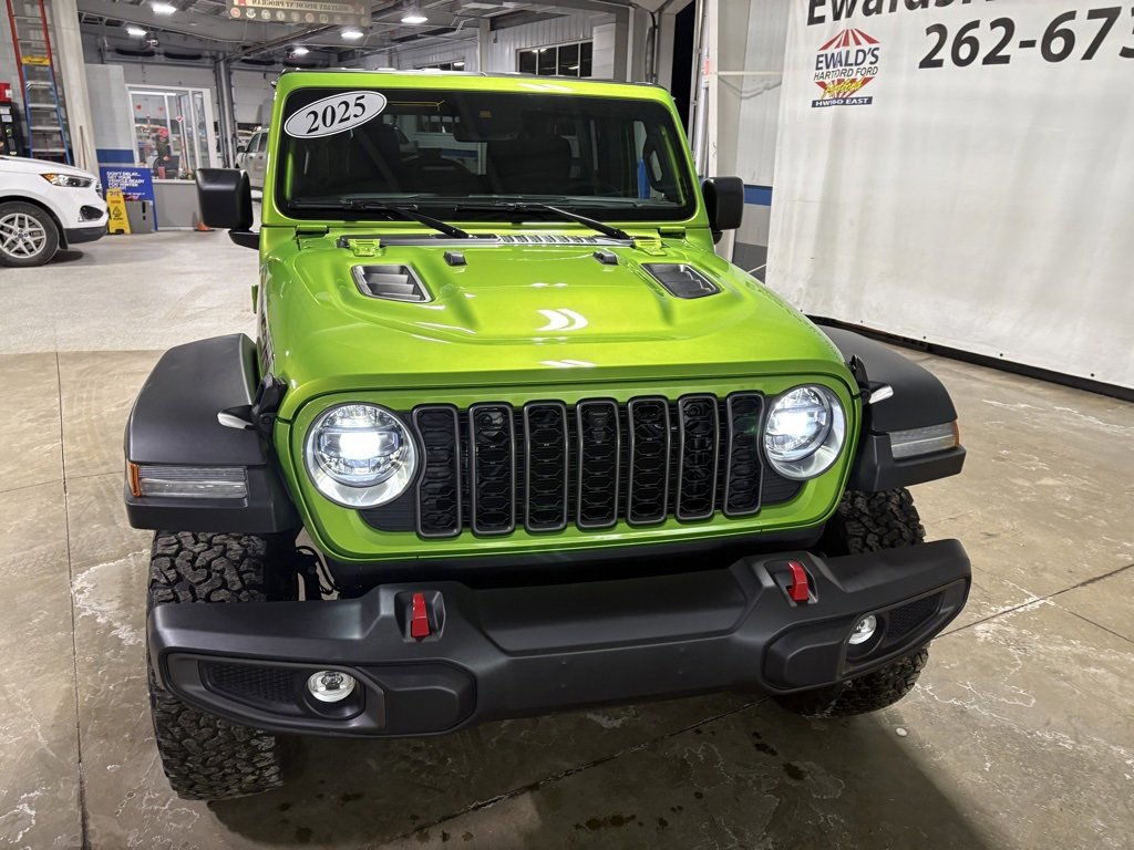 Used 2025 Jeep Wrangler Rubicon w/ Technology Group image 3