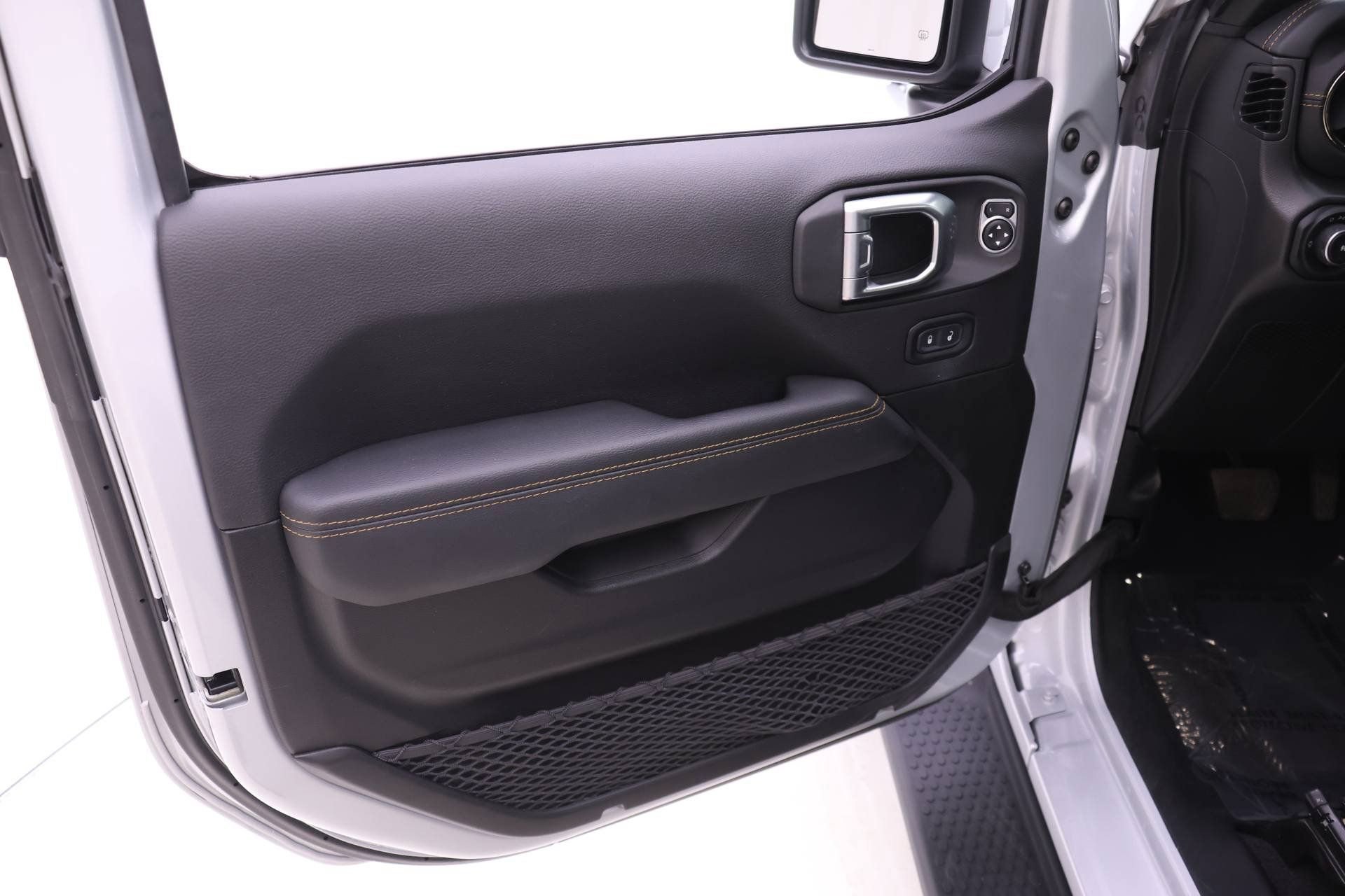 Used 2023 Jeep Wrangler Altitude image 9