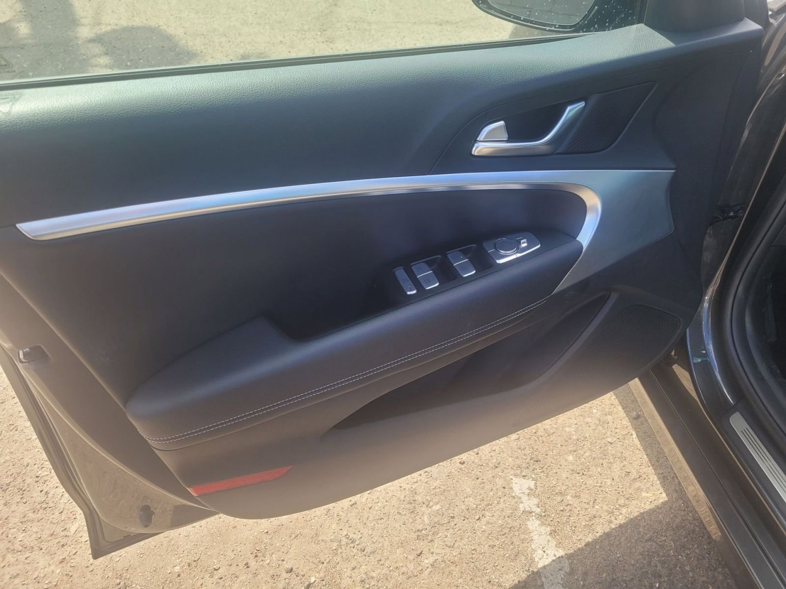 Used 2025 Genesis G70 2.5T image 10