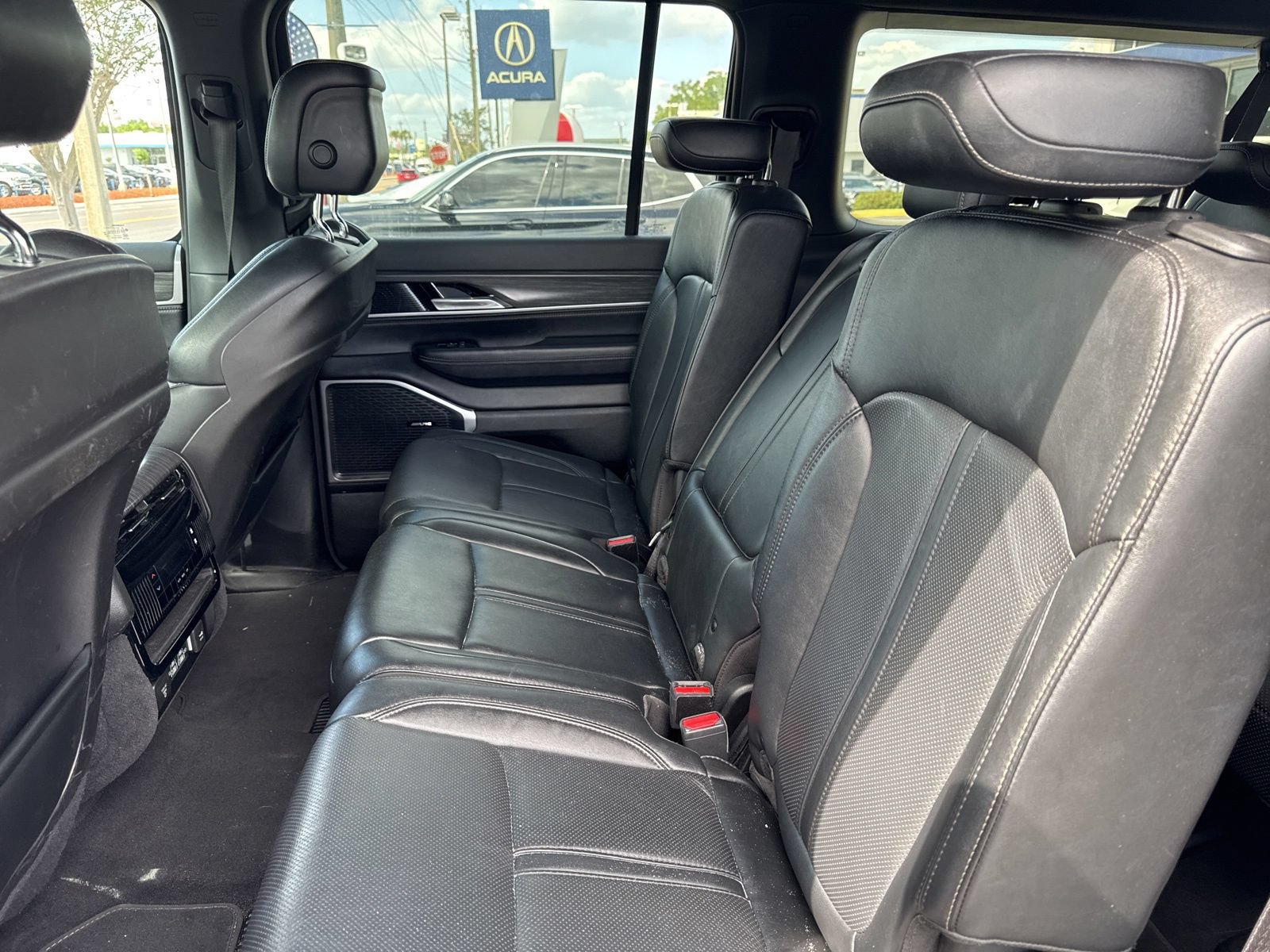 Used 2023 Jeep Wagoneer L Series II AWD/4WD image 23