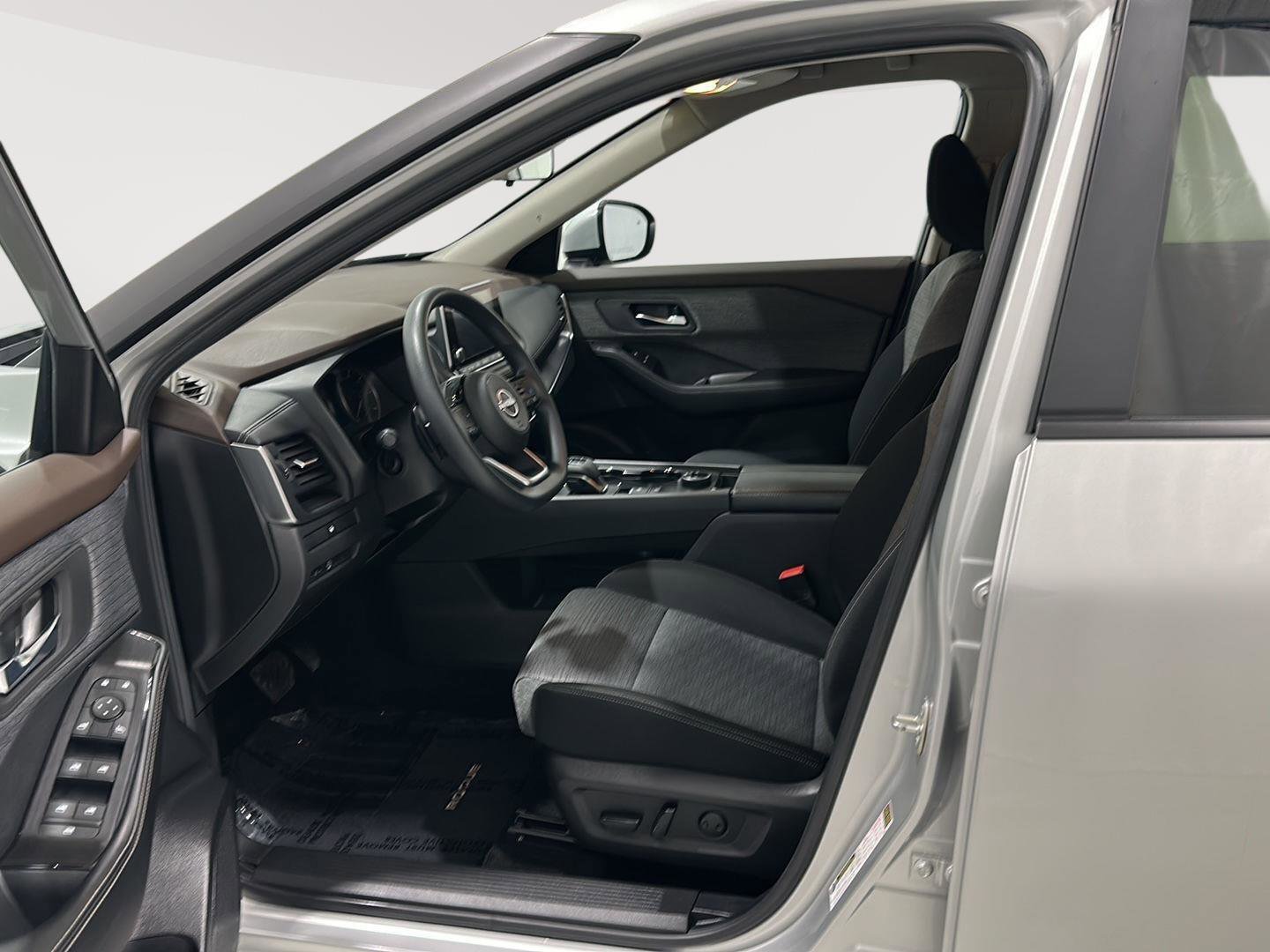 Used 2023 Nissan Rogue SV image 19