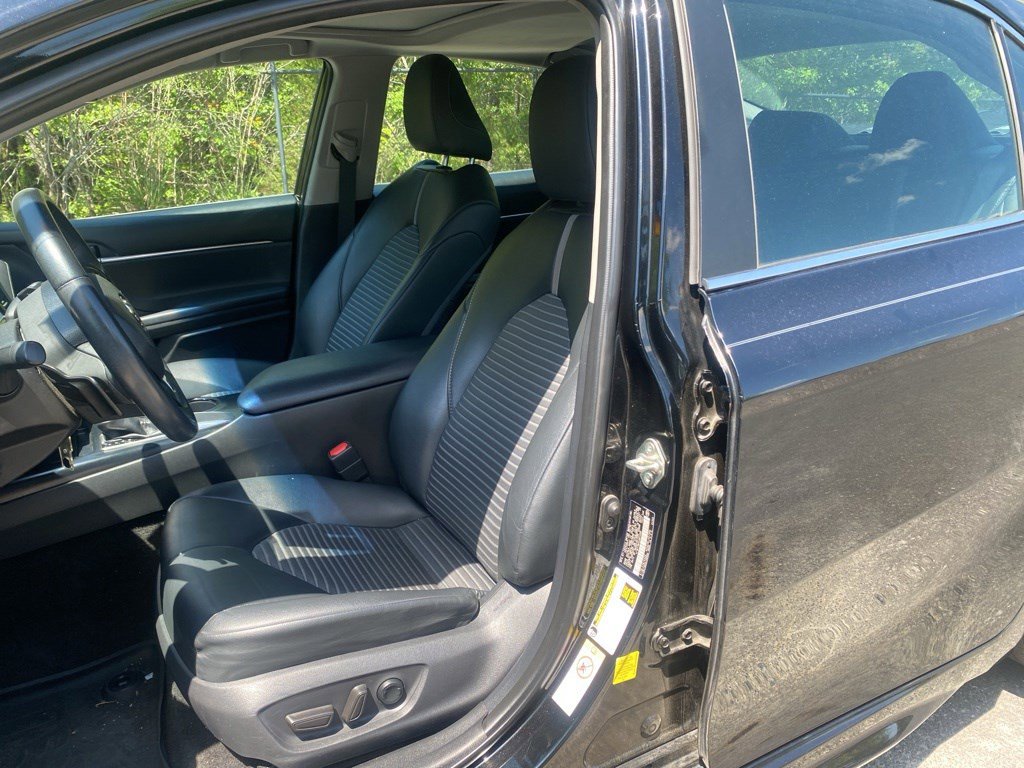 Used 2018 Toyota Camry SE w/ Moonroof Package FWD image 10