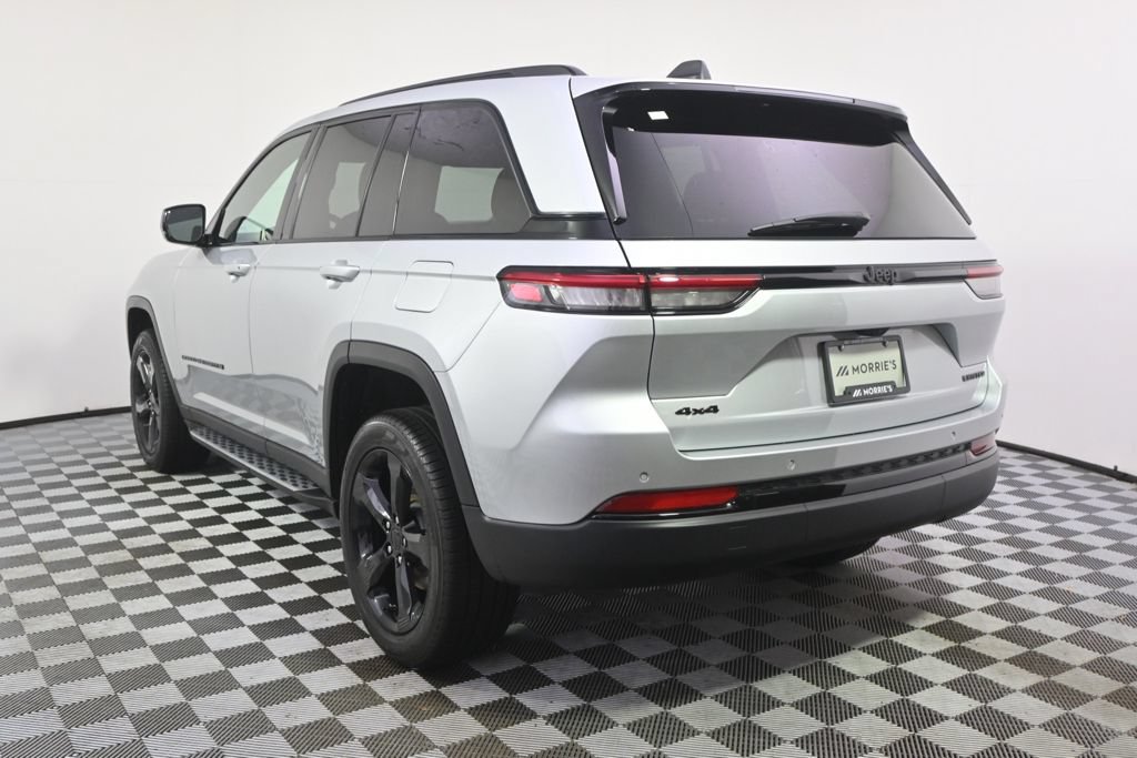 Used 2025 Jeep Grand Cherokee Limited w/ Black Appearance Package AWD/4WD image 4