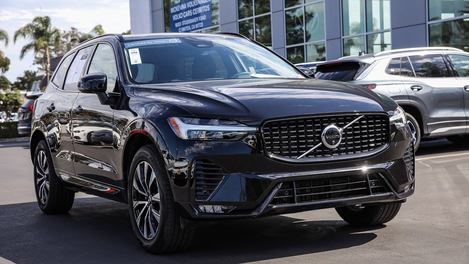 Used 2025 Volvo XC60 B5 Plus w/ Climate Package image 5