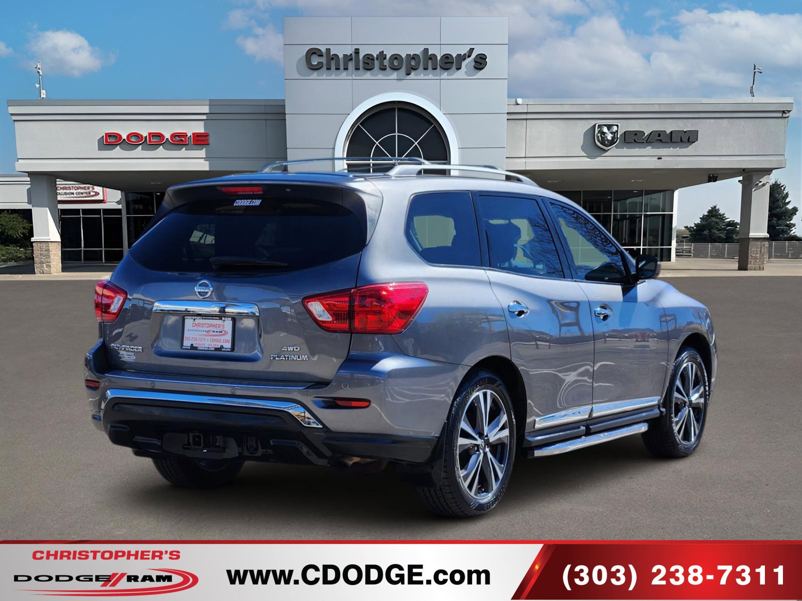 Used 2018 Nissan Pathfinder Platinum image 3