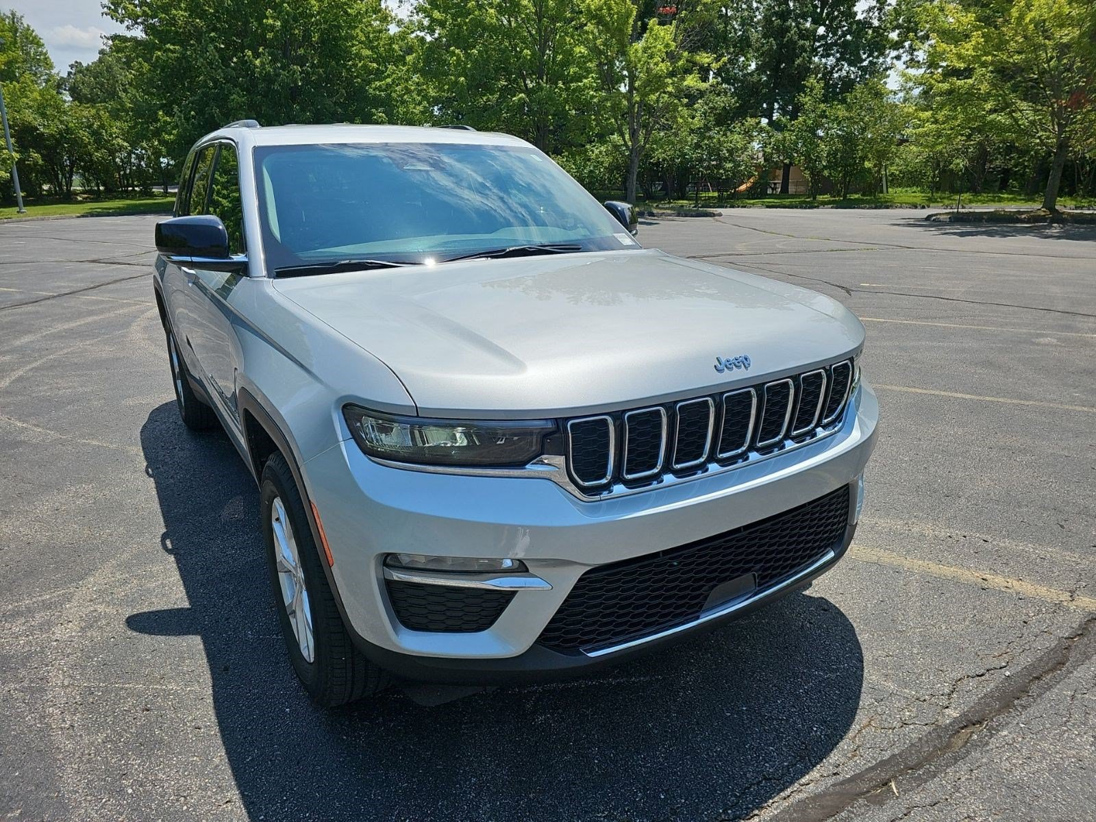 Used 2023 Jeep Grand Cherokee Limited w/ Trailer Tow Prep Group (B) AWD/4WD image 8