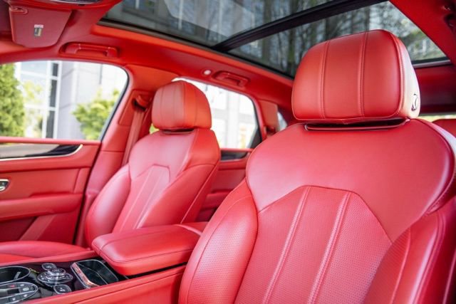 Used 2022 Bentley Bentayga AWD/4WD image 53