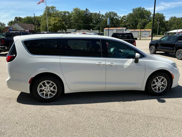 Used 2023 Chrysler Pacifica Touring FWD image 18