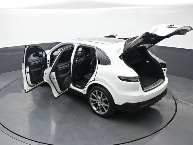 Certified 2022 Porsche Cayenne Platinum Edition image 29