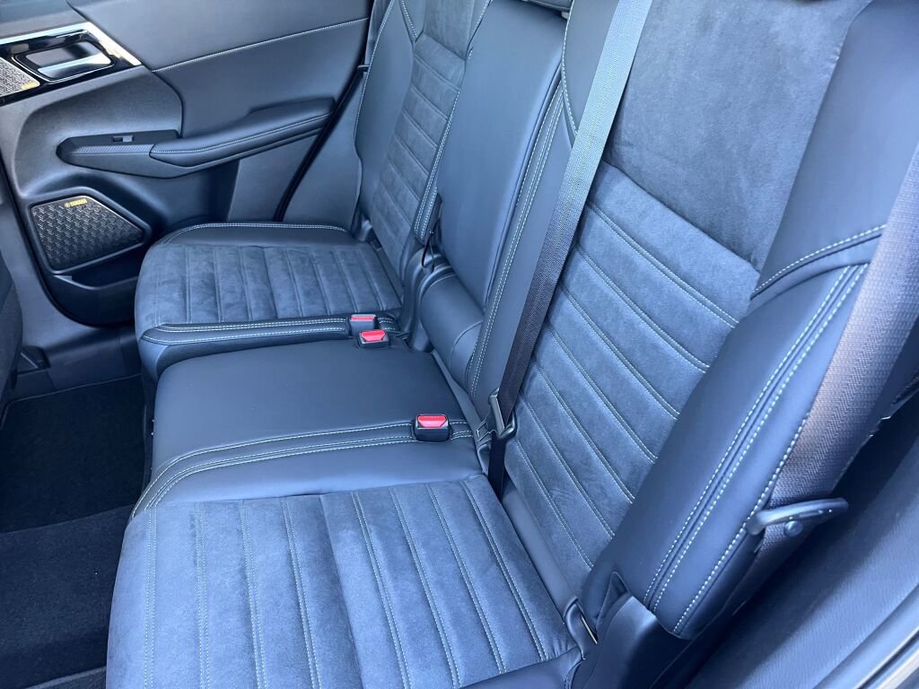 New 2025 Mitsubishi Outlander SE image 18