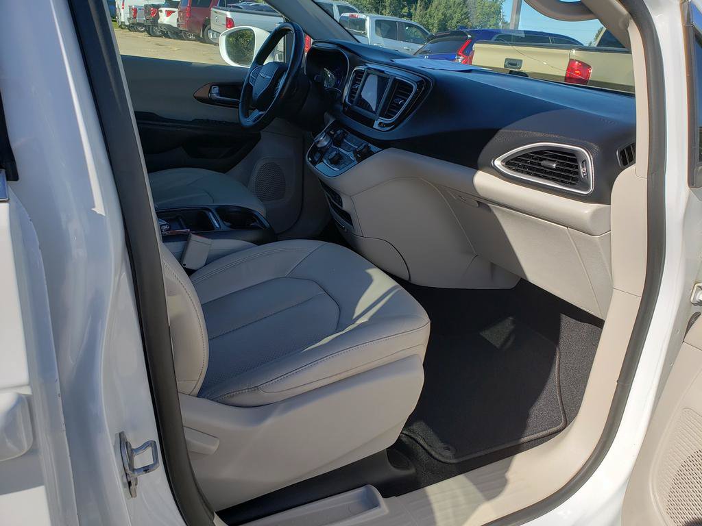 Used 2018 Chrysler Pacifica Touring-L FWD image 17