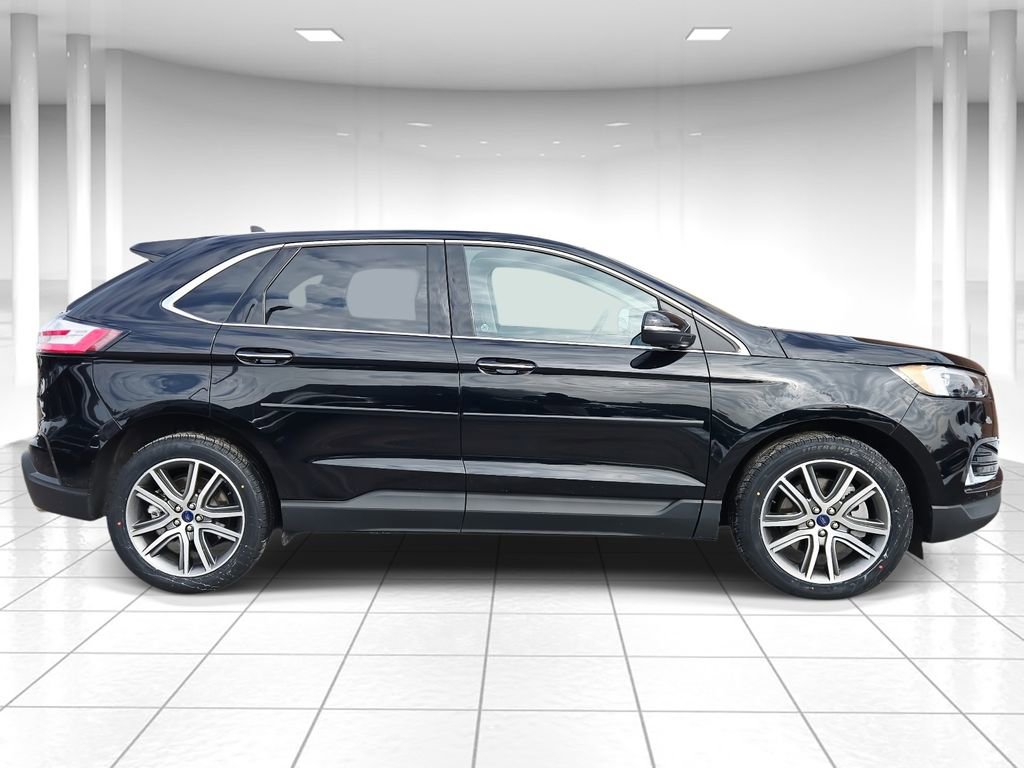 Used 2022 Ford Edge Titanium image 2