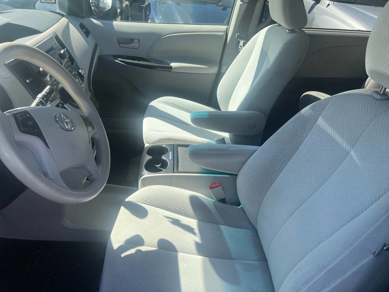 Used 2011 Toyota Sienna LE image 19