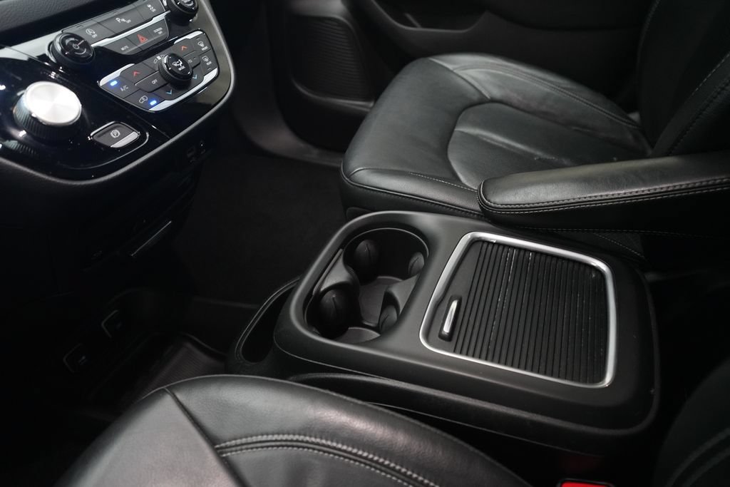 Used 2020 Chrysler Pacifica Touring-L Plus w/ S Appearance Package FWD image 18
