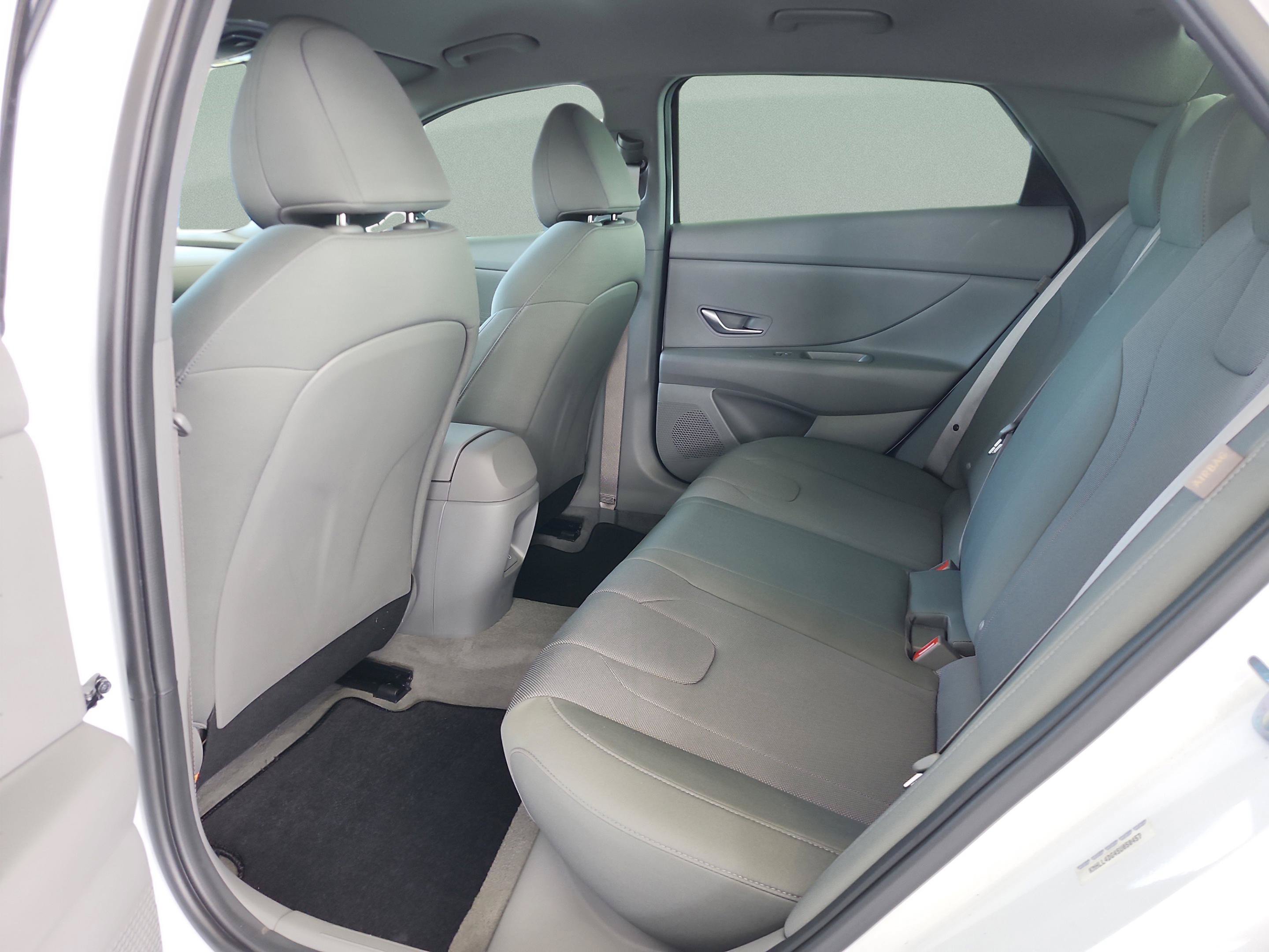 Used 2025 Hyundai Elantra SE FWD image 17