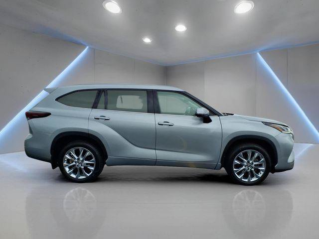 Certified 2024 Toyota Highlander Limited AWD/4WD image 23